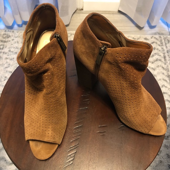 Jessica Simpson: Size 10 Bootie - Picture 1 of 2